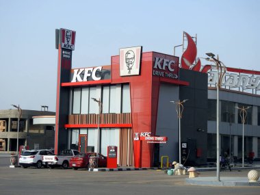 Kahire, Mısır, 20 Mayıs 2023: Kentucky Fried Chicken KFC bir benzin istasyonunda, merkezi Louisville, Kentucky 'de bulunan bir fast food restoran zinciri.