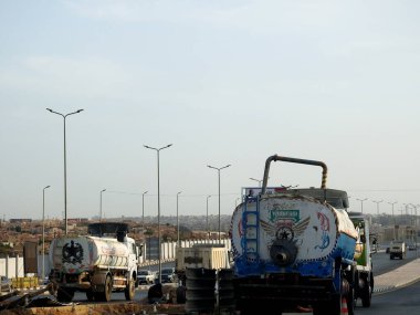 Kahire, Mısır, 18 Mayıs 2023: Mısır 'daki büyük su borularını yerleştirme hazırlıkları, sıhhi tesisat boruları, altyapı ve gayrimenkul geliştirme projeleri, su hatları