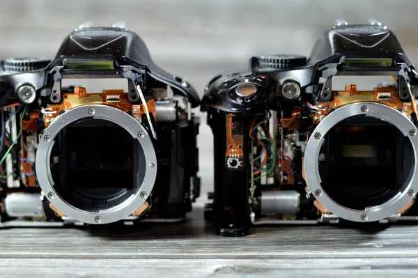 Dslr摄影和录像数码相机机身内部由技术员或工程师维修 相机和技术设备维护和维修概念 旧的Slr作物传感器镜像固定 — 图库照片