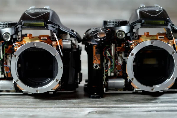 Dslr摄影和录像数码相机机身内部由技术员或工程师维修 相机和技术设备维护和维修概念 旧的Slr作物传感器镜像固定 — 图库照片