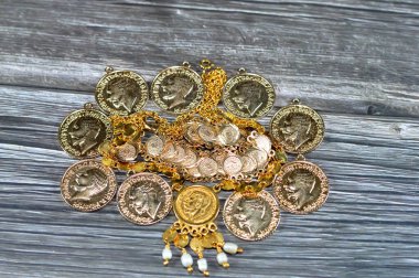 Hükümdar, nominal değeri bir sterlin, bir külçe para olan bir İngiliz altın sikkesidir ve bazen George ve Ejderha 'nın dizaynı ile mücevhere monte edilir.