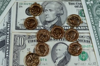 Amerikan doları nakit para banknotları, İngiliz altın sikkeleri külçe para şekilleri George, Amerikan doları olarak altın fiyat ve enflasyon konsepti, seçici odak