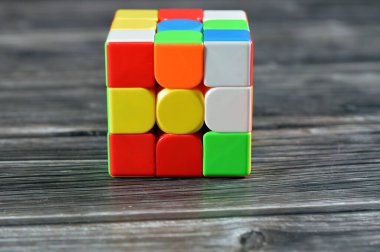 Rubik Küpü, kombinasyon bulmacası, hız sihirli bulmaca küpü, altı yüzün her biri beyaz, kırmızı, mavi, turuncu, yeşil ve sarı olmak üzere altı katı renkte dokuz çıkartmayla kaplıydı.