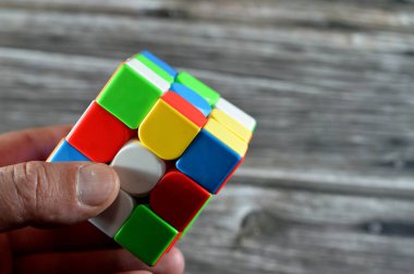 Rubik Küpü, kombinasyon bulmacası, hız sihirli bulmaca küpü, altı yüzün her biri beyaz, kırmızı, mavi, turuncu, yeşil ve sarı olmak üzere altı katı renkte dokuz çıkartmayla kaplıydı.