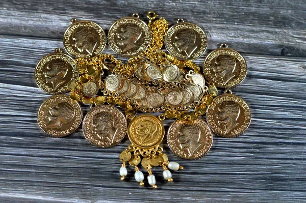 主権は英国の金の形で 1ポンドの名目値はスターリング 大理石のコインであり 時にはジョージとドラゴンのデザインを逆側にジュエリーに搭載されています — ストック写真