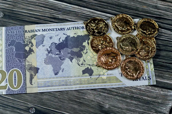 Sar Suudi Arabistan Riyals Banknot Para Banknotu Ngiliz Altın Sikkeleri — Stok fotoğraf