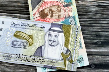 20 SAR 20 Suudi Arabistan Riyals banknotları para banknotları Kral AbdulAziz fotoğrafı, Quba Camii, aydınlık dağ ve Kral Salman fotoğrafı, G20 zirvesi logosu ve dünya haritası olan eski bir para.