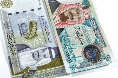 20 SAR 20 Suudi Arabistan Riyals banknotları para banknotları Kral AbdulAziz fotoğrafı, Quba Camii, aydınlık dağ ve Kral Salman fotoğrafı, G20 zirvesi logosu ve dünya haritası olan eski bir para.