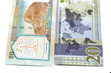 20 SAR 20 Suudi Arabistan Riyals banknotları para banknotları Kral AbdulAziz fotoğrafı, Quba Camii, aydınlık dağ ve Kral Salman fotoğrafı, G20 zirvesi logosu ve dünya haritası olan eski bir para.