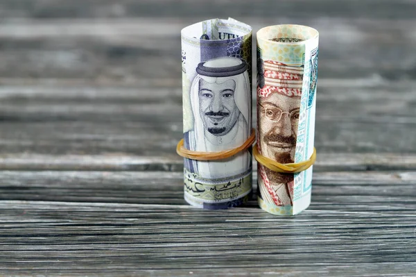 20沙特里亚尔20里亚尔钞票卷 沙特里亚尔钞票卷在橡皮筋上 上面印有国王Salman和国王Abdulaziz Saud的画像 以木料为背景 — 图库照片