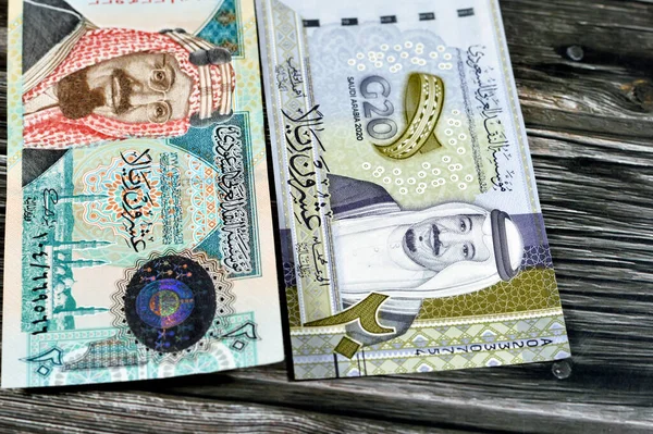 沙特阿拉伯里亚尔钞票钞票一张旧钞票一张 印有阿卜杜勒阿齐兹国王的照片 Quba清真寺 轻山一张 另一张印有萨尔曼国王的照片 G20峰会标志和世界地图 — 图库照片