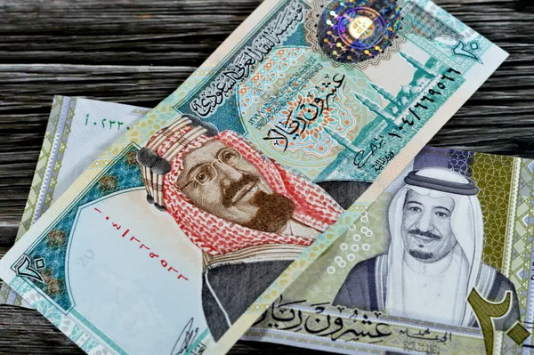 沙特阿拉伯里亚尔钞票钞票一张旧钞票一张 印有阿卜杜勒阿齐兹国王的照片 Quba清真寺 轻山一张 另一张印有萨尔曼国王的照片 G20峰会标志和世界地图 — 图库照片