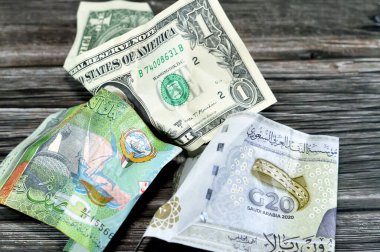 Kırışmış, buruşmuş Suudi Arabistan, Kuveyt yarım dinar 20 SAR 20 riyal, 11 Amerikan doları nakit para enflasyonu ve değer kaybı, düşüş konsepti, iş ve pazar krizi, küresel sorunlar