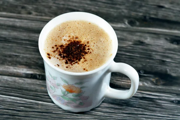 Een Mok Van Cappuccino Bedekt Met Romig Schuim Koffie Een — Stockfoto