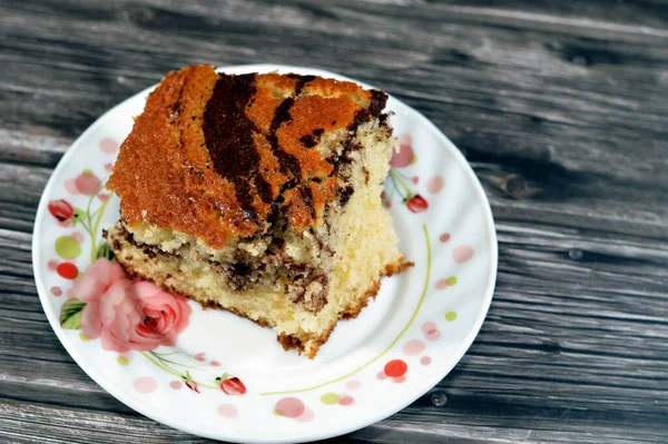 호랑이는 스폰지 케이크 밀가루 바닐라 카카오 파우더 스펀지 맛있고 케이크 — 스톡 사진