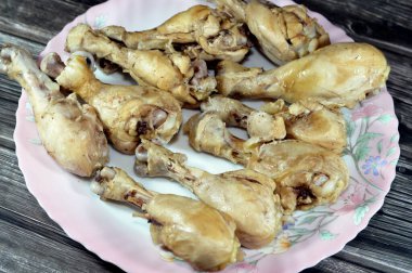 Haşlanmış tavuk budu tavuk budu. Derisi ve kemikleri pişmeye, ızgaraya, ızgaraya, ızgaraya, kızartmaya ya da servis edilmeye hazır. Tabaktaki tavuk bacağındaki beyaz etin seçici odağı.