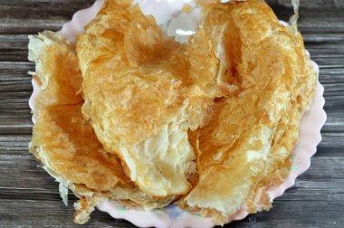 Mısırlı Feteer meshaltet, katmanlar üzerine katmanlar halinde hamur işi ve aralarında bir sürü ghee ya da tereyağı, ünlü Mısır hamur işi Mısır hamur tatlısı ve tereyağı tariflerinden biri,