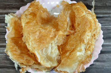 Mısırlı Feteer meshaltet, katmanlar üzerine katmanlar halinde hamur işi ve aralarında bir sürü ghee ya da tereyağı, ünlü Mısır hamur işi Mısır hamur tatlısı ve tereyağı tariflerinden biri,