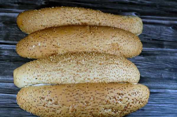 Uzun Susamlı Çörek Doldurmaya Hazır Taze Bir Somun Fransız Finosu — Stok fotoğraf