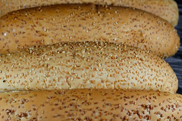 長いゴマパン パンの焼きたてのローフフランスのフィノは 充填する準備ができて 典型的にはおいしい充填でいっぱい 小麦粉の生地から作られた ミルク バター 選択的な焦点 — ストック写真