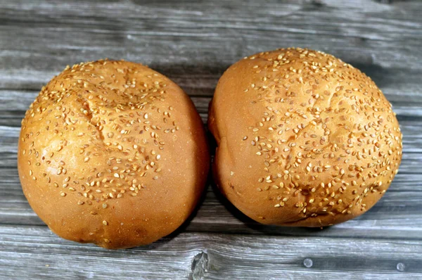 Runde Handgroße Burger Brötchen Gebacken Und Mit Sesam Bedeckt Brötchen — Stockfoto
