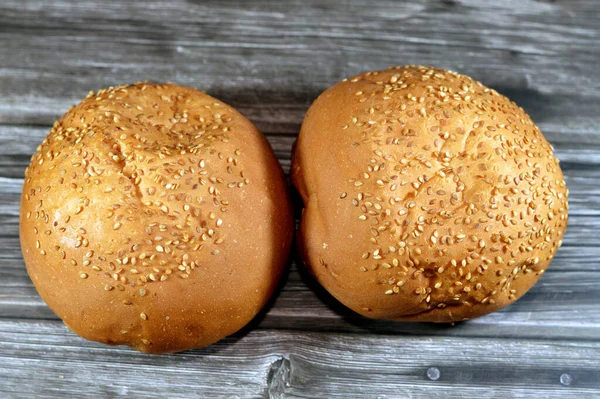 Runde Handgroße Burger Brötchen Gebacken Und Mit Sesam Bedeckt Brötchen — Stockfoto