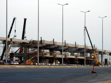 Kahire, Mısır, 20 Mayıs 2023: Sütunları ve rayları olan yeni idari başkentin yakınında inşa halindeki Kahire tek raylı alanı, hızlı ulaşım sistemi, en uzun monoray sürücüsü