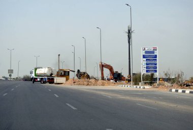 Kahire, Mısır, 21 Mayıs 2023: Mısır 'daki büyük su borularını yerleştirme hazırlıkları, sıhhi tesisat boruları, altyapı ve gayrimenkul geliştirme projeleri, su hatları