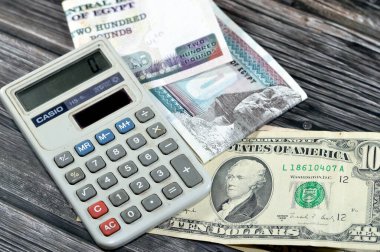 Kahire, Mısır, 31 Mayıs 2023: Mısır sterlini ve Amerikan doları nakit para birimi Casio Güneş enerjili hesap makinesi, Amerikan ve Mısır para döviz kurları ve ekonomi konsepti