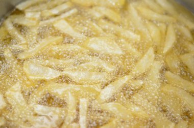 Patates kızartması, cips, parmak cipsi, patates kızartması, ya da patates kızartması, baget ya da Belçika ya da Fransa 'dan gelen tartışmalı kızarmış patates.