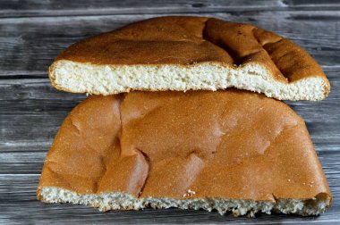 Türk Pitta ekmeği, yumuşak ve lezzetli Türk Düz ekmeği, su, un, şeker, tuz ve mayanın malzemeleri, bazen susam gibi diğer malzemeler, Ramazan ayında oruç tutmak için kullanılır.