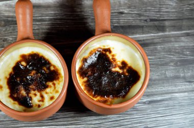 Fırında pilav, pirinç, mısır unu, şeker, su veya süt ve tarçın, vanilya gibi Riz au lait, stla, Sholezard ve moghli gibi diğer malzemelerle pişirilmiş pirinç pudingi güveci.