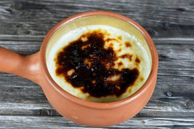 Fırında pilav, pirinç, mısır unu, şeker, su veya süt ve tarçın, vanilya gibi Riz au lait, stla, Sholezard ve moghli gibi diğer malzemelerle pişirilmiş pirinç pudingi güveci.