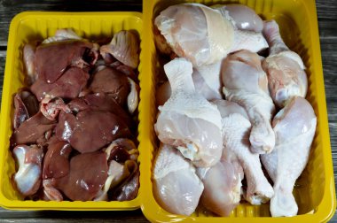 Çiğ tavuk butları kıçı deri ve kemikler ve pişmemiş tavuk ciğerleri, bağırsaklar ve kalpler taze ciğer, bağırsak ve protein dolu tavukların kalbinin seçici odağı
