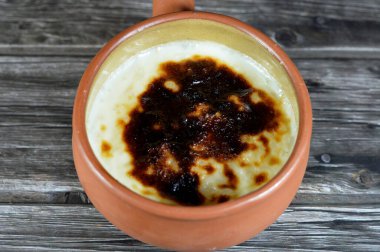 Fırında pilav, pirinç, mısır unu, şeker, su veya süt ve tarçın, vanilya gibi Riz au lait, stla, Sholezard ve moghli gibi diğer malzemelerle pişirilmiş pirinç pudingi güveci.