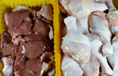 Çiğ tavuk butları kıçı deri ve kemikler ve pişmemiş tavuk ciğerleri, bağırsaklar ve kalpler taze ciğer, bağırsak ve protein dolu tavukların kalbinin seçici odağı
