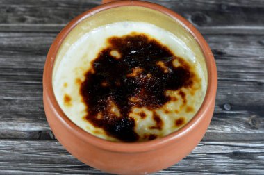 Fırında pilav, pirinç, mısır unu, şeker, su veya süt ve tarçın, vanilya gibi Riz au lait, stla, Sholezard ve moghli gibi diğer malzemelerle pişirilmiş pirinç pudingi güveci.