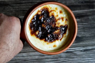 Fırında pilav, pirinç, mısır unu, şeker, su veya süt ve tarçın, vanilya gibi Riz au lait, stla, Sholezard ve moghli gibi diğer malzemelerle pişirilmiş pirinç pudingi güveci.