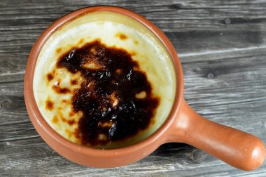 Fırında pilav, pirinç, mısır unu, şeker, su veya süt ve tarçın, vanilya gibi Riz au lait, stla, Sholezard ve moghli gibi diğer malzemelerle pişirilmiş pirinç pudingi güveci.