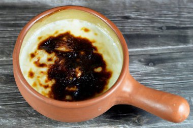 Fırında pilav, pirinç, mısır unu, şeker, su veya süt ve tarçın, vanilya gibi Riz au lait, stla, Sholezard ve moghli gibi diğer malzemelerle pişirilmiş pirinç pudingi güveci.