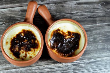 Fırında pilav, pirinç, mısır unu, şeker, su veya süt ve tarçın, vanilya gibi Riz au lait, stla, Sholezard ve moghli gibi diğer malzemelerle pişirilmiş pirinç pudingi güveci.