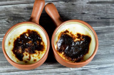Fırında pilav, pirinç, mısır unu, şeker, su veya süt ve tarçın, vanilya gibi Riz au lait, stla, Sholezard ve moghli gibi diğer malzemelerle pişirilmiş pirinç pudingi güveci.