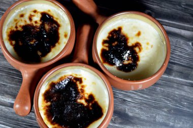 Fırında pilav, pirinç, mısır unu, şeker, su veya süt ve tarçın, vanilya gibi Riz au lait, stla, Sholezard ve moghli gibi diğer malzemelerle pişirilmiş pirinç pudingi güveci.