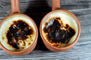 Fırında pilav, pirinç, mısır unu, şeker, su veya süt ve tarçın, vanilya gibi Riz au lait, stla, Sholezard ve moghli gibi diğer malzemelerle pişirilmiş pirinç pudingi güveci.