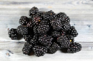 Böğürtlen, Rosaceae familyasındaki Rubus cinsindeki pek çok türün yenilebilir meyvesi, alt cins Rubus ile Idaeobatus arasındaki melezler, böğürtlen yığını.