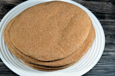 Esmer pişmiş pitta ekmeği, daha çok kepek ekmeği, sandviçler ve öğünler için kullanılan ekmekler, Mısır 'da popüler, kahverengi dairesel ve yuvarlak kepekli ekmek, seçici odak noktası