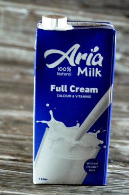 Kahire, Mısır, 5 Haziran 2023: Aria tam kremalı taze inek sütü şişesi bir litre kalsiyum ve vitaminli, seçici odak noktası Aria doğal sütü ahşap arka planda izole edilmiş