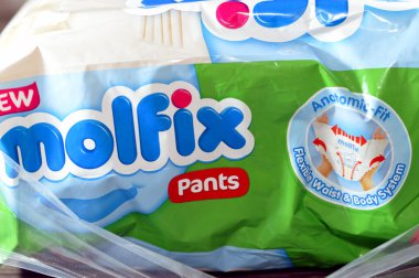 Kahire, Mısır, 5 Haziran 2023: Molfix bebek bezi bakım bezleri kolay değiştirilir ve çıkarılır, esnek bel, anatomik uyum, renk değiştiren ıslaklık göstergesi ve hava yumuşaklığı teknolojisi ile Molfix Culotte