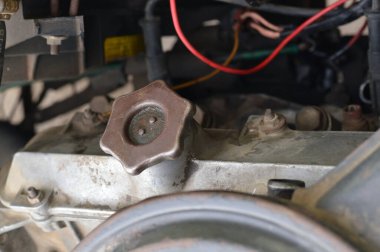 Eski bir otomobilin bakımı, buji, radyatör, dağıtımcı, motor, hava filtresi, alternatör, eski model eski model araba servisleri gibi bazı araba parçalarının değiştirilmesi.