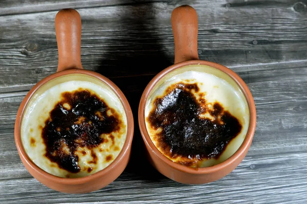 stock image Rice pudding pottery casserole baked in the oven, rice, corn flour, sugar, water or milk and other ingredients such as cinnamon, vanilla, called Riz au lait, stla, Sholezard and moghli